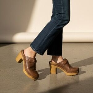 Clarks Artisan Women's Size 8 Brown Leather Round-Toe Slip-On Clogs